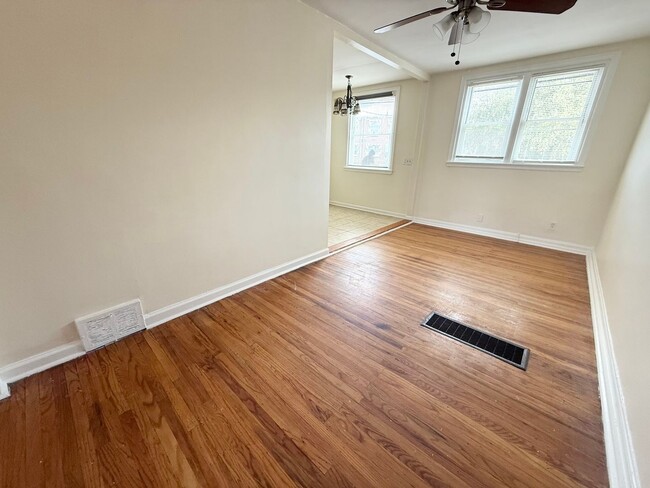 Building Photo - Gorgeous 3-Bed Townhome in Lawncrest! Available NOW!