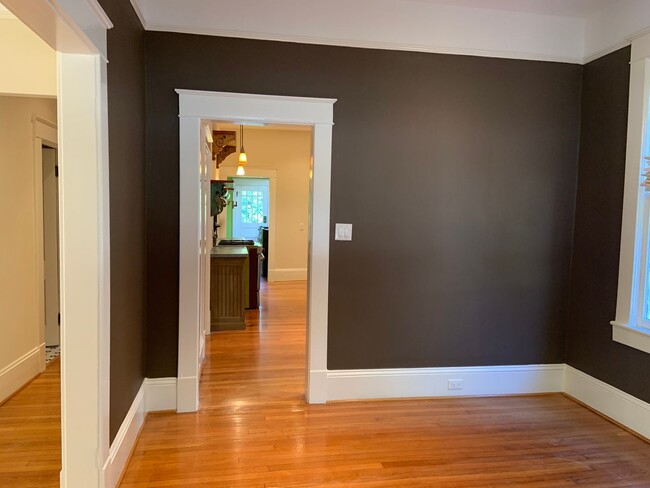 Building Photo - First Floor Unit For Rent Near UNCG!