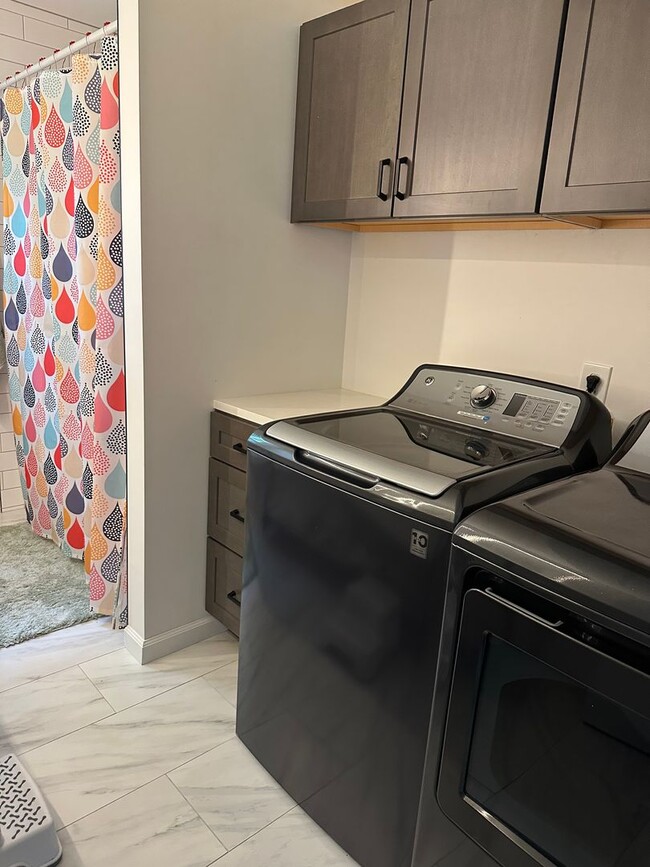 Building Photo - Single Family Home! 2 Bed 2 Bath $2250