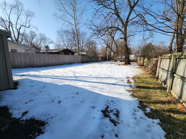 Building Photo - Spacious 2-Bedroom, 1-Bathroom Home AVAILABLE NOW!!