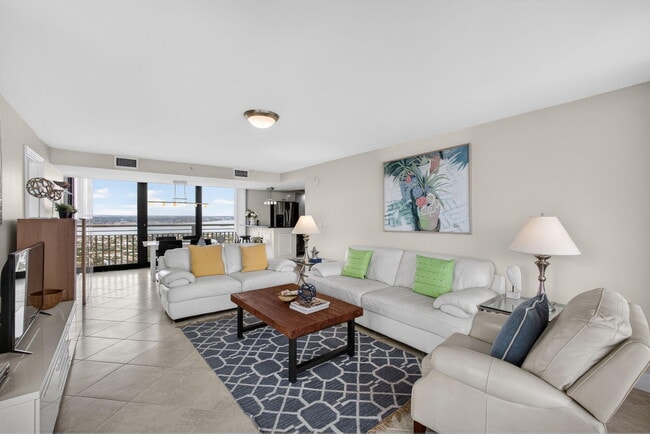Building Photo - 3000 N Ocean Ave