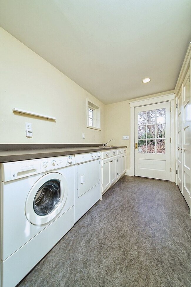 Building Photo - Stunning Tudor-style 4BR/3.5BA home in a prime, unbeatable location!