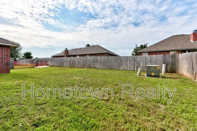 Building Photo - 720 E Elder Ln