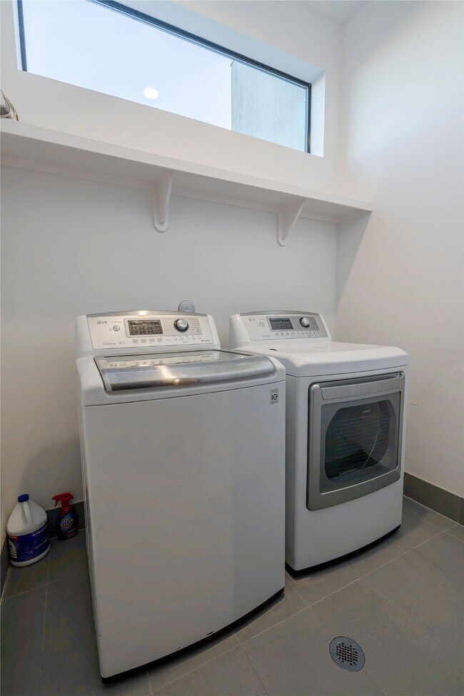 Building Photo - 709 Memorial Heights Dr