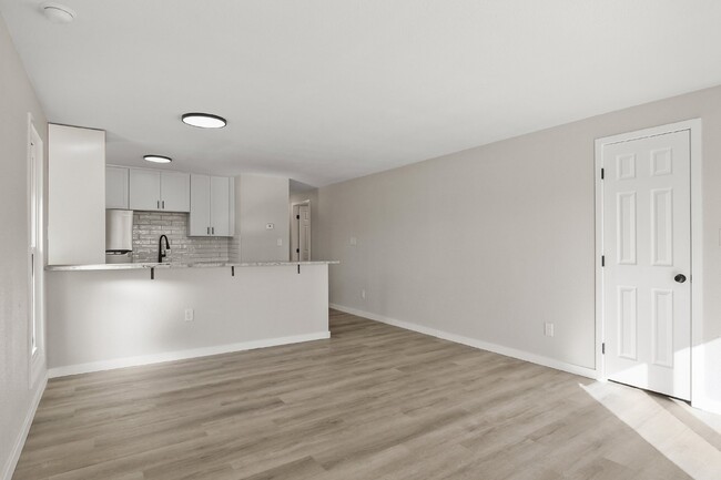 Building Photo - Like New Two Bedroom Apartment Close to De...