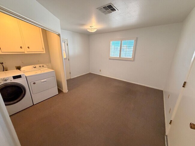 Building Photo - Large 2Bdm 2Ba Sun City Home