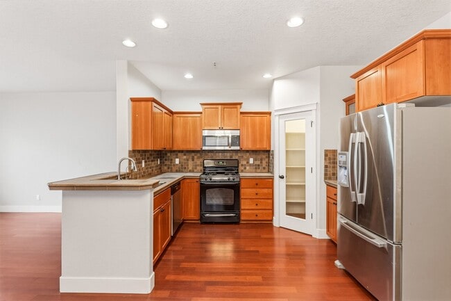 Building Photo - Just Listed!! 2 Bedroom, 2.5 Bathroom Townhouse in Arbor Villebois!