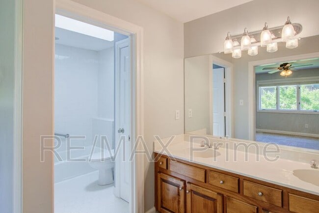 Building Photo - 1229 Llewellyn Ave