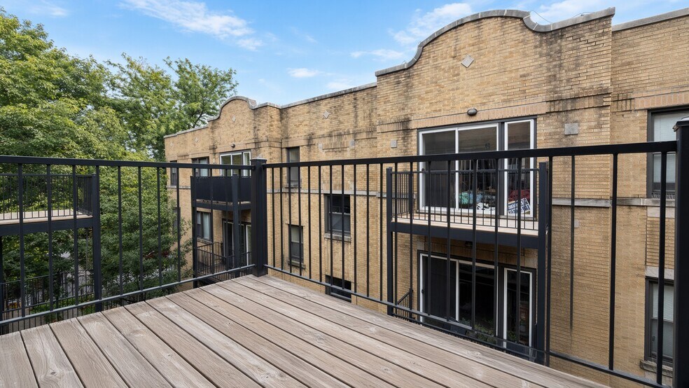 Building Photo - 3348 W Wilson Ave