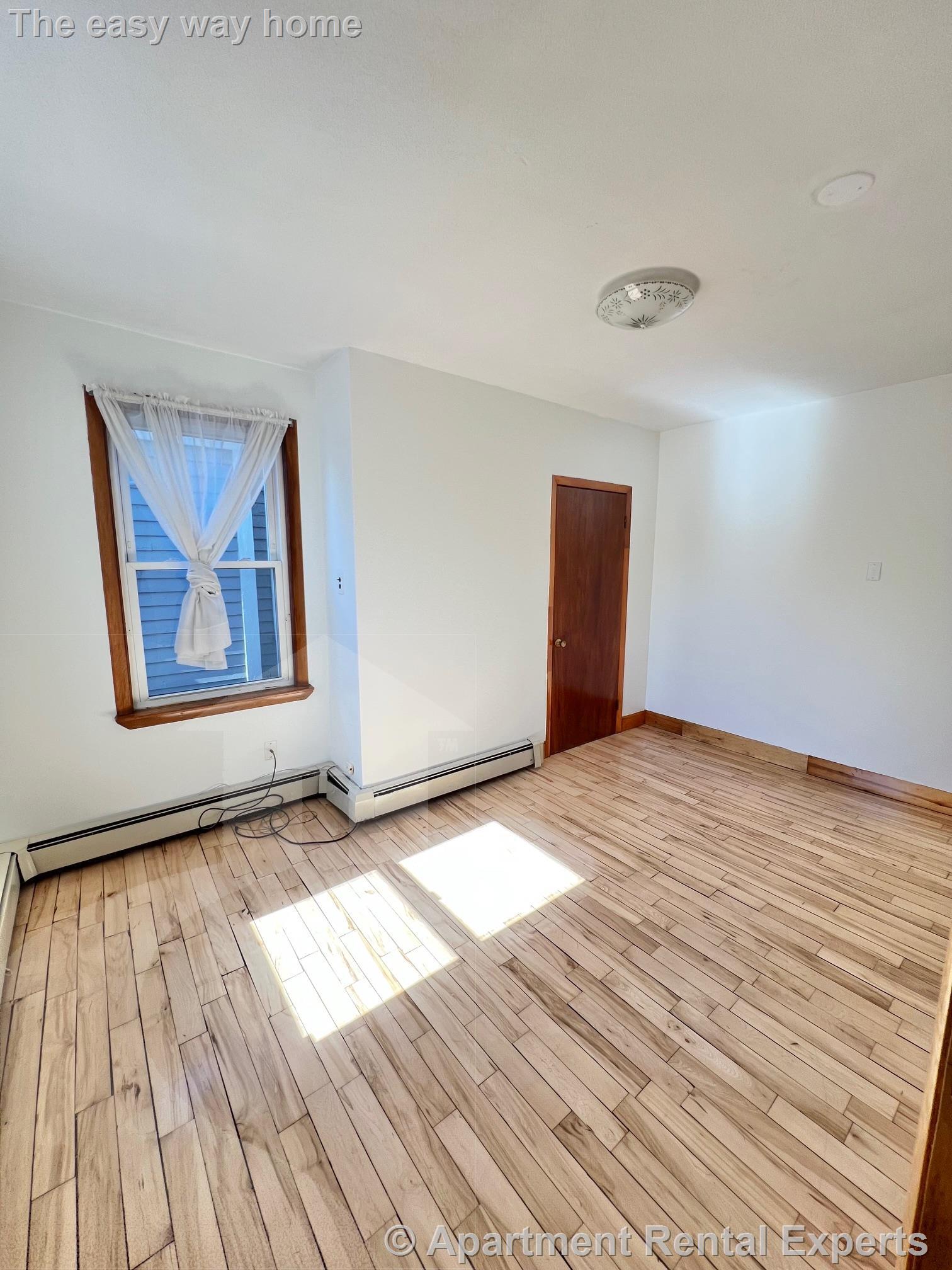 Building Photo - 114 Thorndike St