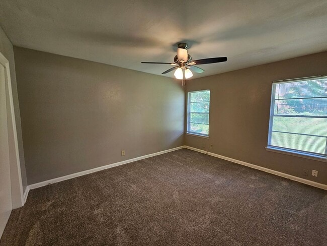 Building Photo - 2bed 1 bath near VA Hospital