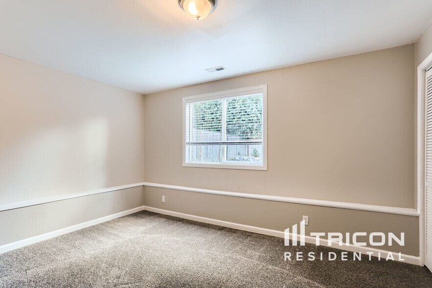 Building Photo - 624 95th Dr SE