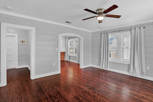 Building Photo - Cutest Cottage available Now in McKinney!