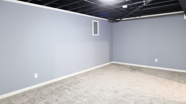Building Photo - Spacious Modern 4 bedroom, 1 Full Ba, 2 Half bath