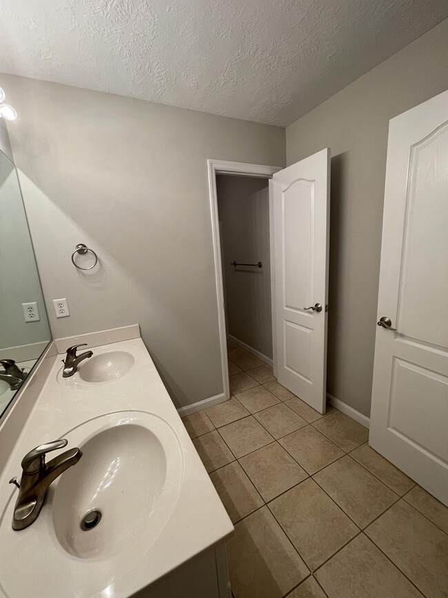 Building Photo - 4306 E Barcelona Way