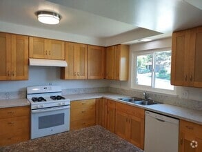 Building Photo - 3bd/2 bath washer/dryer hook ups/Large  pr...