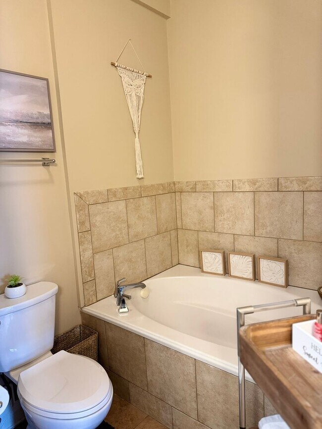 Building Photo - CityView at Riverwalk - Available January 2026! Gorgeous UNFURNISHED 2 bed/w 2 bath (both ensuite...