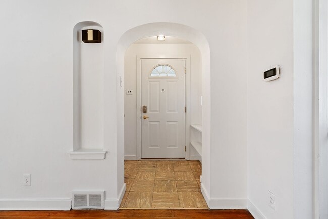 Building Photo - Newly Renovated 3Bd/1.5 Bath Home -- Avail...
