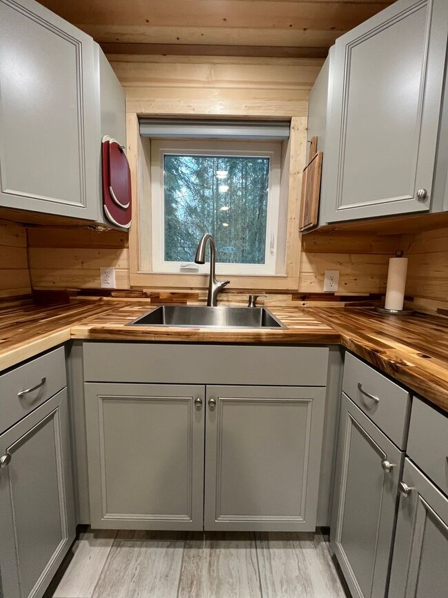 Building Photo - Beautiful, dog friendly, cabin for rent