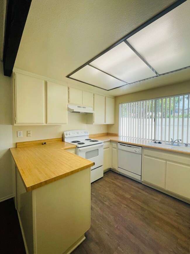 Building Photo - Spacious 2-bedroom, 2-bathroom condo featu...