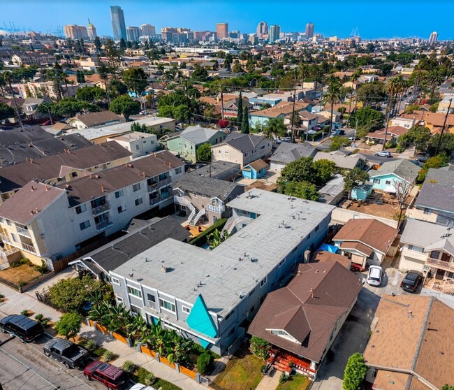 Building Photo - 905 Gaviota Ave