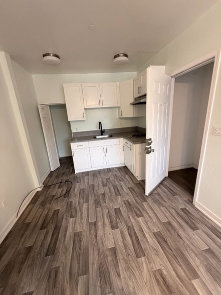 Building Photo - 1820 W 11th St