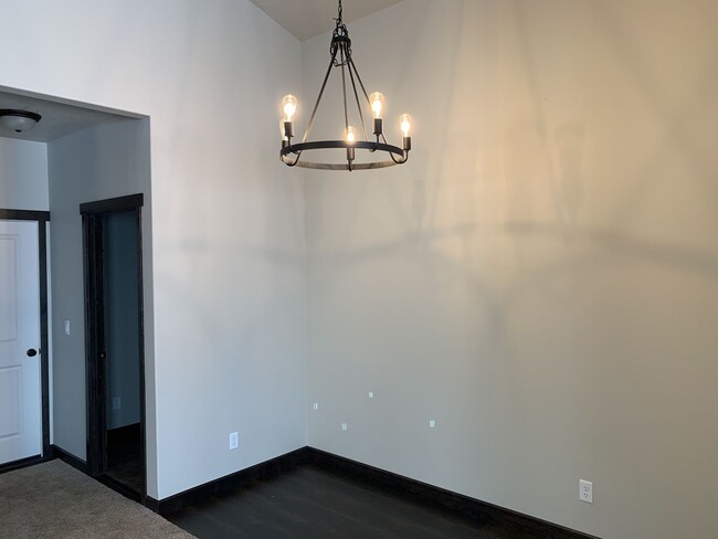Building Photo - Newer Post Falls Home!!