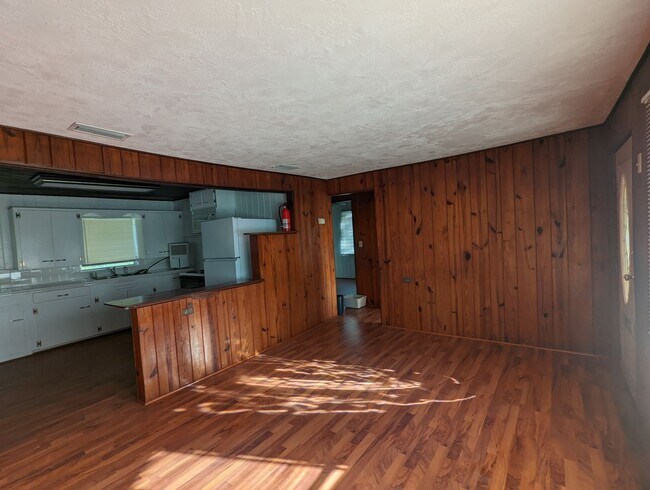 Building Photo - Lovely 2/1 home with beautiful natural woo...