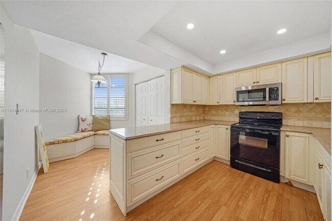 Building Photo - 1811 Sabal Palm Dr