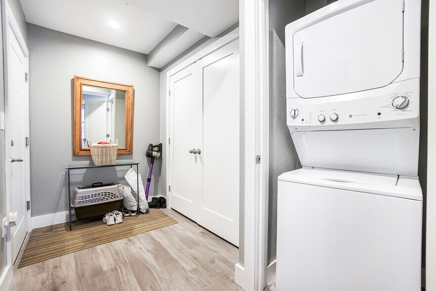 Building Photo - 247 Bussey St