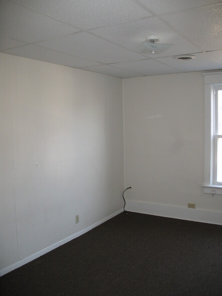 Building Photo - 329 1/2 E. 26th St.,