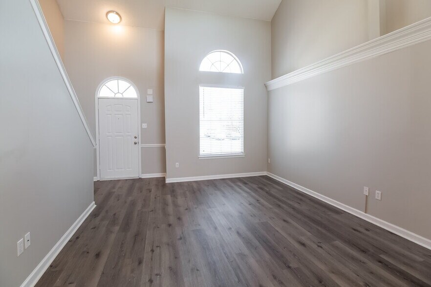 Building Photo - 9793 Dogwood Ct E