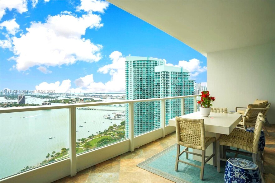 Building Photo - 2020 N Bayshore Dr
