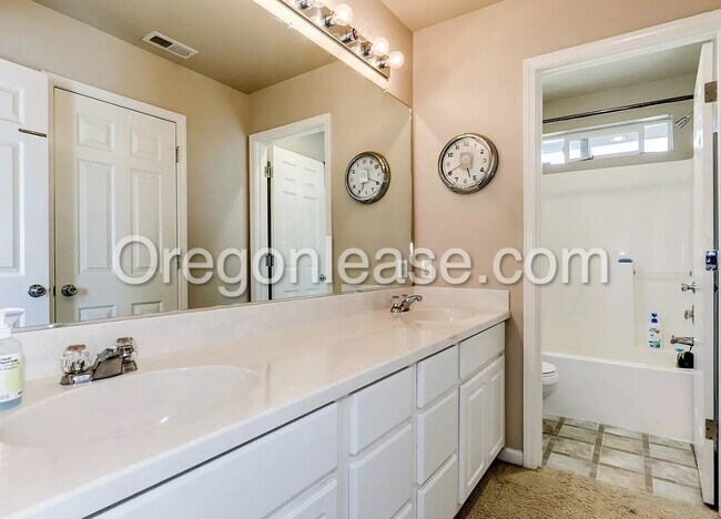 Building Photo - Beautiful large West Eugene home
