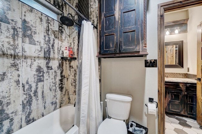 Building Photo - 4009 NE Realtree Dr