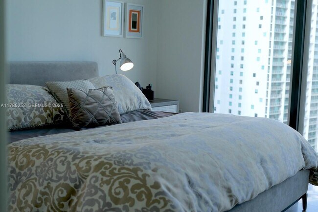 Building Photo - 68 SE 6th St