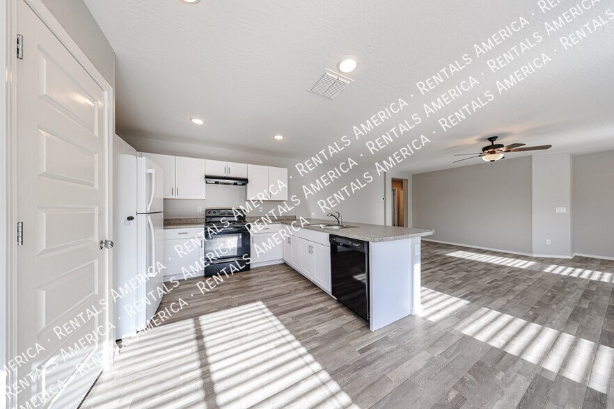 Building Photo - 932 Kachina Dr