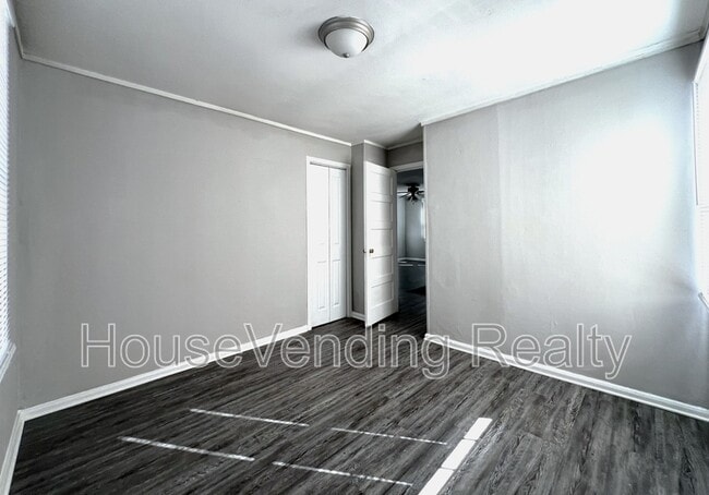 Building Photo - 407 Douglas Ave