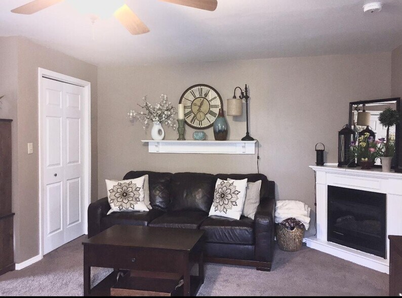 Living room w/ electric fireplace - 1153 Vine St