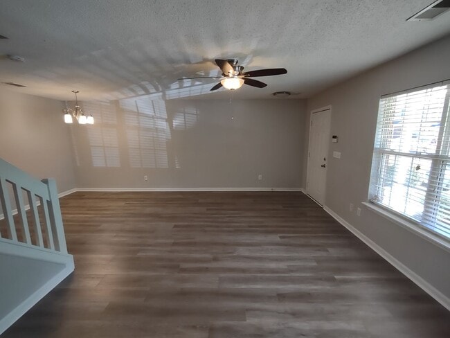 Building Photo - Beautiful Townhome in University Heights C...