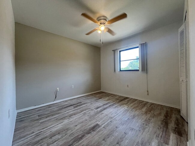 Building Photo - $1,200/month ** Annual ** 2 bed / 1 Bath -...