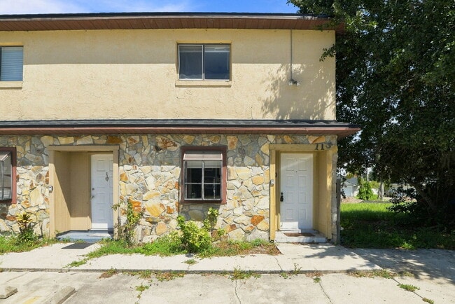 Building Photo - "Charming Kissimmee Retreat: Spacious 2-Bed Oasis with Modern Comforts!"