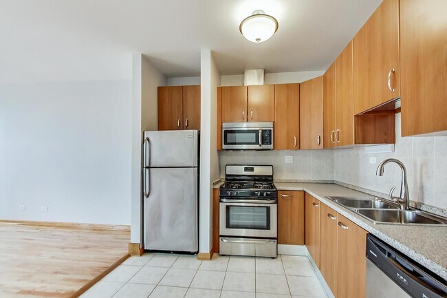 Building Photo - 2032 W Division St