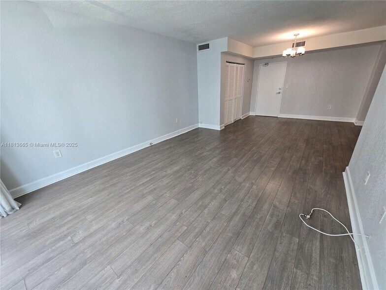 Building Photo - 7501 E Treasure Dr