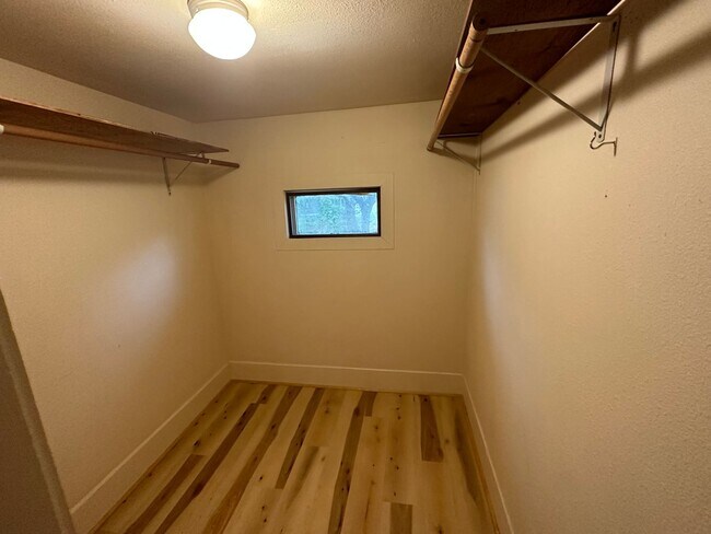 Building Photo - Bayview 3 Bedroom