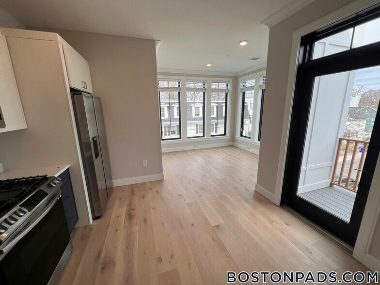 Building Photo - 157 Everett St