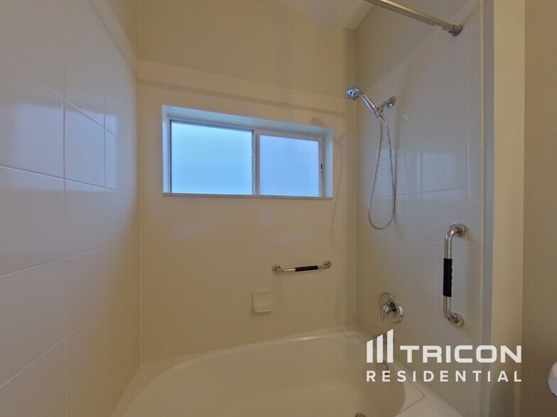 Building Photo - 405 Grassy Key Way