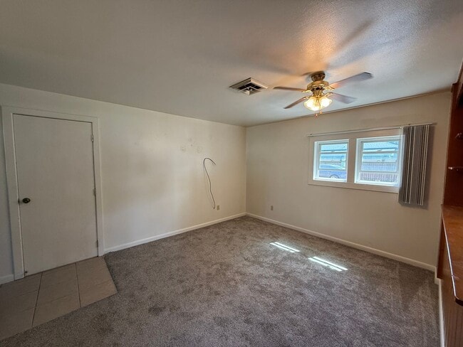 Building Photo - Pet Friendly! Central Air!