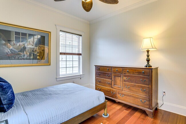 Building Photo - 166 21st Ave N