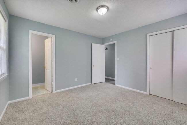 Building Photo - 2408 Southdale Dr